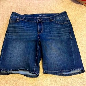 Like new Bermuda length shorts